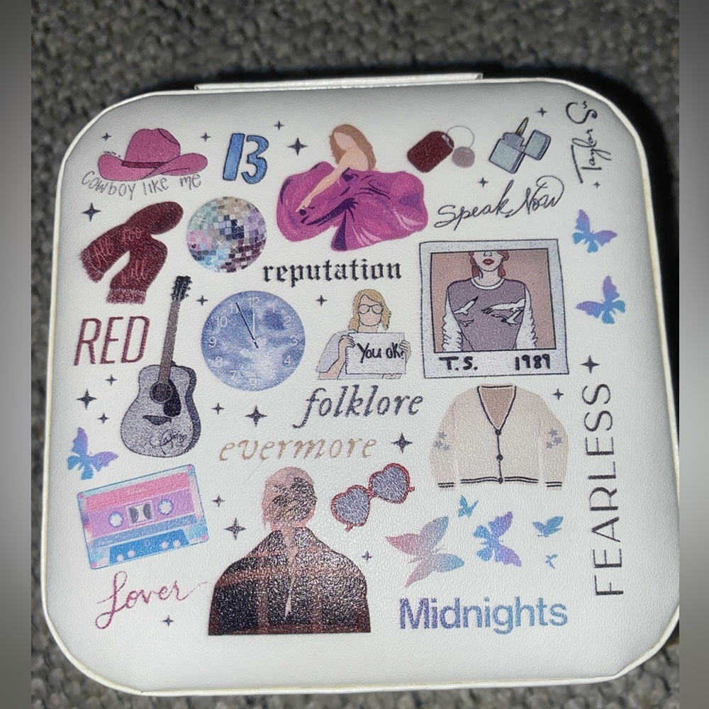 Taylor Swift Jewelry Box and necklace !